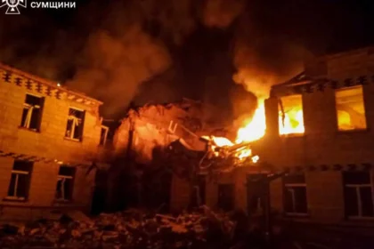 Hospital pega fogo após ataque russo em Krasnopillya, na região ucraniana de Sumy, em meio à guerra Rússia-Ucrânia.