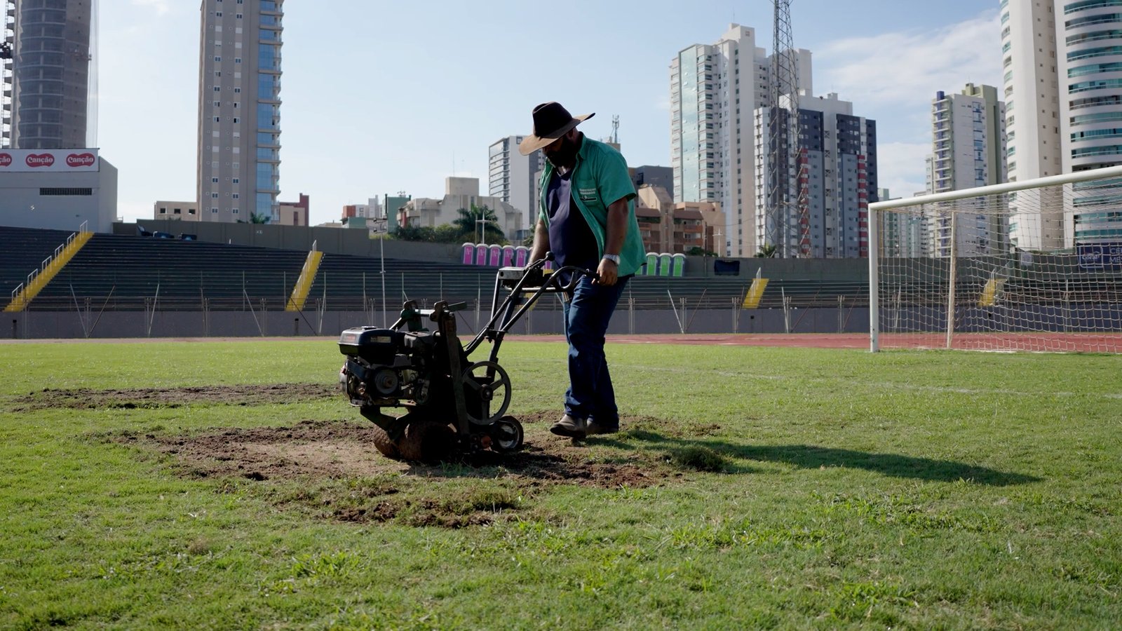 Vídeo: Prefeitura de Maringá inicia manutenção do gramado do Estádio Willie Davids