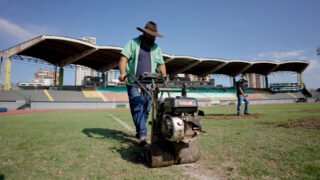 Prefeitura de Maringá inicia manutenção do gramado do Estádio Willie Davids