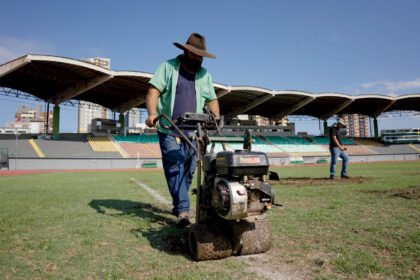 Prefeitura de Maringá inicia manutenção do gramado do Estádio Willie Davids