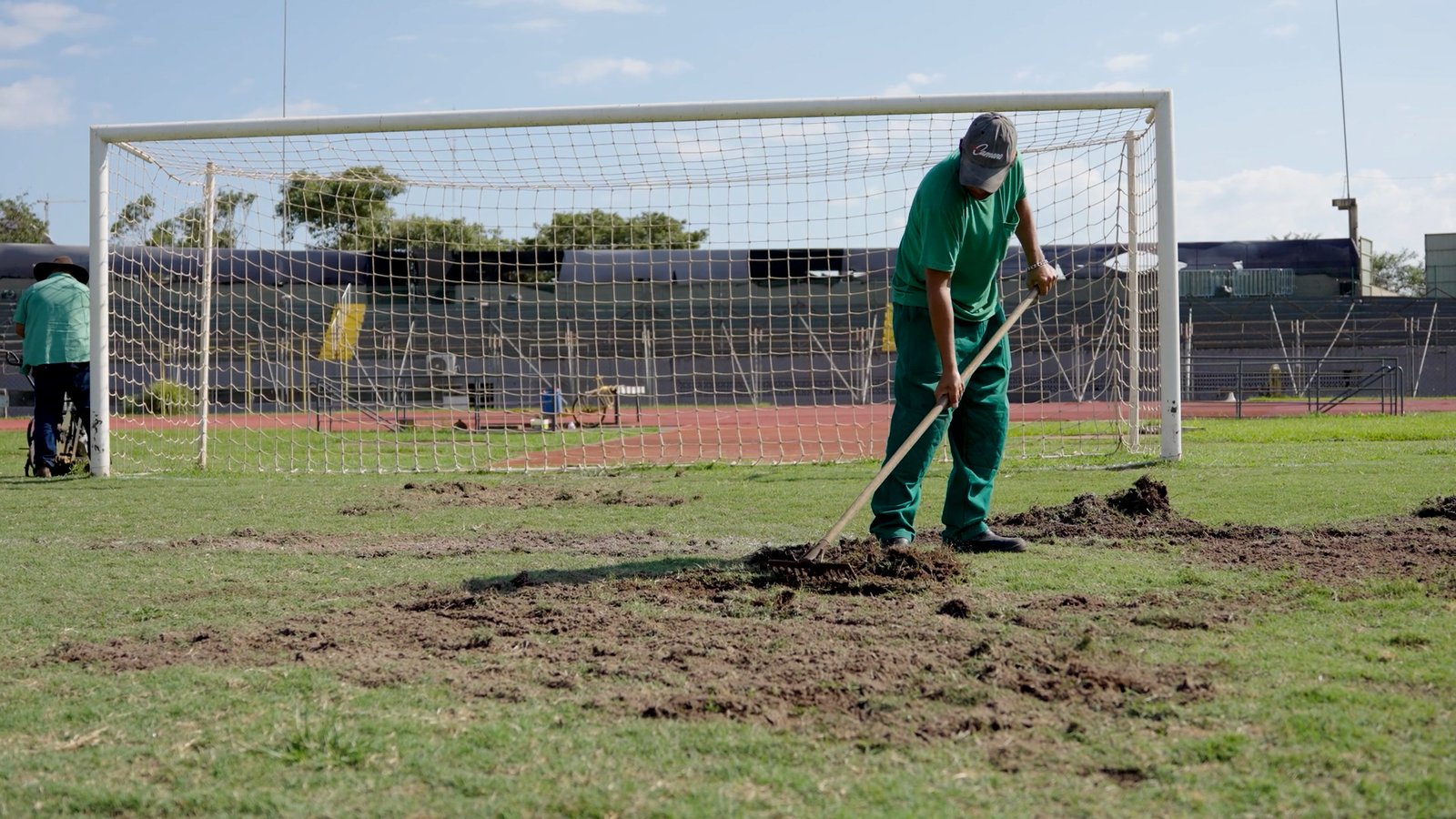 Vídeo: Prefeitura de Maringá inicia manutenção do gramado do Estádio Willie Davids