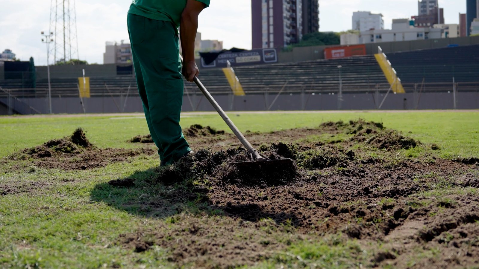 Vídeo: Prefeitura de Maringá inicia manutenção do gramado do Estádio Willie Davids