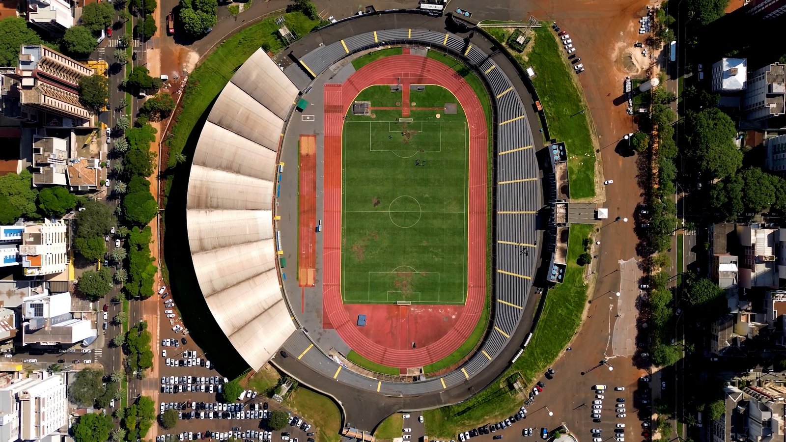 Vídeo: Prefeitura de Maringá inicia manutenção do gramado do Estádio Willie Davids