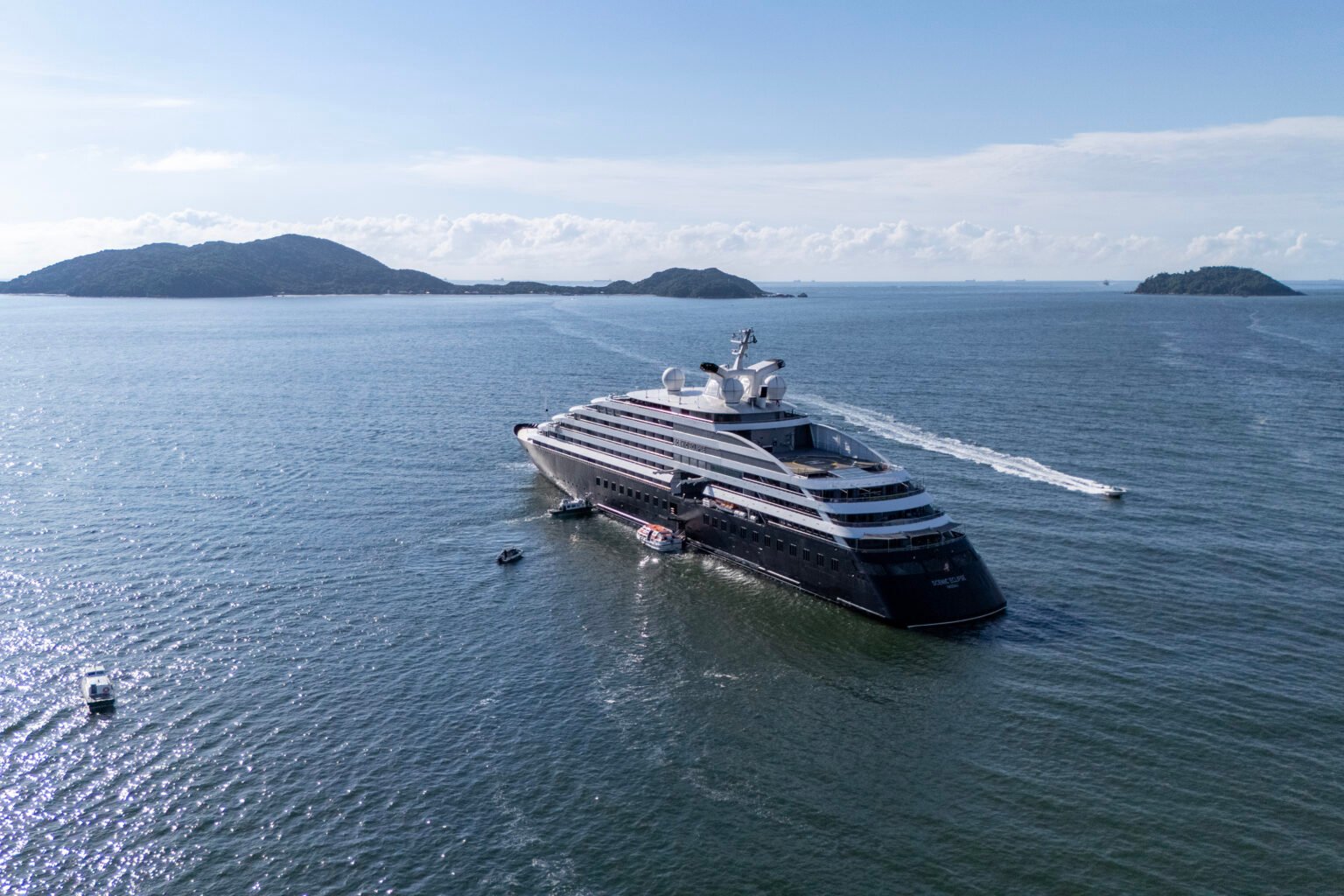 Pela primeira vez, navio de cruzeiro é ancorado próximo à Ilha do Mel