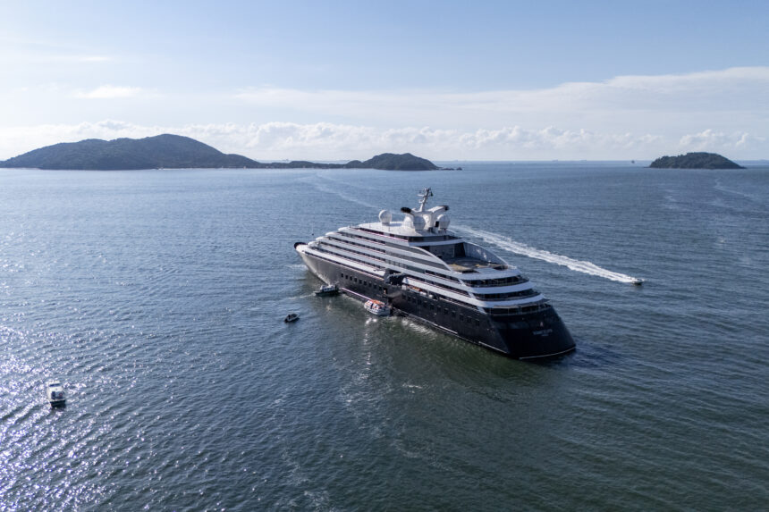 Pela primeira vez, navio de cruzeiro é ancorado próximo à Ilha do Mel