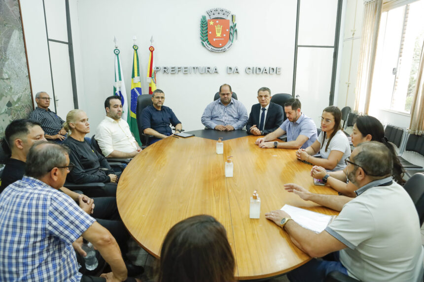 Representantes das secretarias de Educação, Governo, Segurança Pública e Logística e Compras receberam os vigilantes para diálogo nesta quarta (Crédito: Ricardo Lopes / PMM)