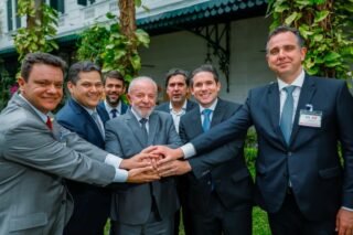 O presidente Lula, os presidentes da Câmara (Hugo Motta) e do Senado (Davi Alcolumbre), além de parlamentares e integrantes da comitiva brasileira no Vietnã: abertura de um mercado importante
