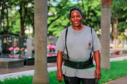 Sueli Fernanda de Assis Almeida trabalha como sepultadora no Cemitério Municipal há mais de 10 anos (Crédito Rafael Macri PMM)