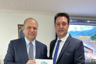 O secretário da Indústria, Comércio e Serviços, Ricardo Barros, deixou o cargo nesta segunda-feira (17) e reassume como deputado federal.
