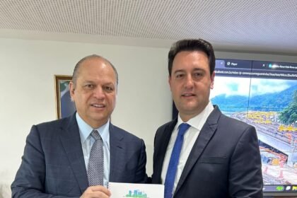 O secretário da Indústria, Comércio e Serviços, Ricardo Barros, deixou o cargo nesta segunda-feira (17) e reassume como deputado federal.