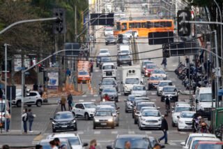Trânsito - carros - ruas de curitiba com movimento intenso de carros - congestionamento nas ruas do centro de Curitiba - IPVA - licenciamento -