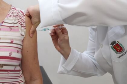 Neste ano, a vacina contra a gripe passa a integrar o Calendário Nacional de Vacinação para crianças de 6 meses a menores de 6 anos, idosos com 60 anos ou mais e gestantes (Crédito: Arquivo/PMM)