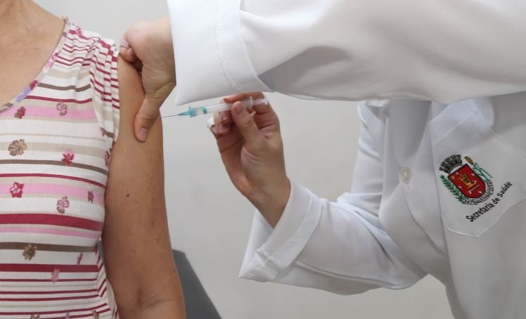 Neste ano, a vacina contra a gripe passa a integrar o Calendário Nacional de Vacinação para crianças de 6 meses a menores de 6 anos, idosos com 60 anos ou mais e gestantes (Crédito: Arquivo/PMM)