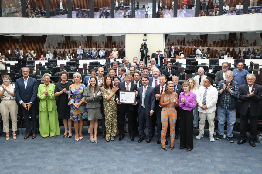 Assembleia Legislativa do Paraná entrega Menção Honrosa a Renato Adur