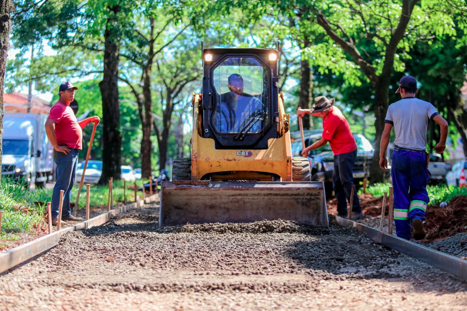 Obras da ciclovia da Avenida Tuiuti, em Maringá, Paraná
