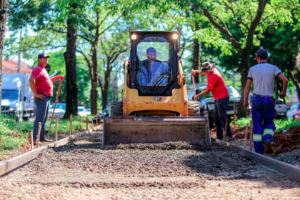 Obras da ciclovia da Avenida Tuiuti, em Maringá, Paraná