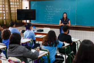 Professor e alunos em salada de aula de uma escola da rede pública estadual de ensino do Paraná