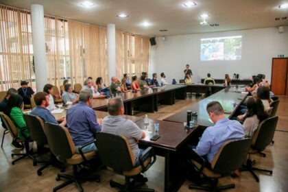 Município reuniu representantes da Câmara de Vereadores, órgãos, empresas e instituições ligadas ao meio ambiente para elaboração do grupo de trabalho para discussão do Plano de Arborização (Crédito: Rafael Macri / PMM)