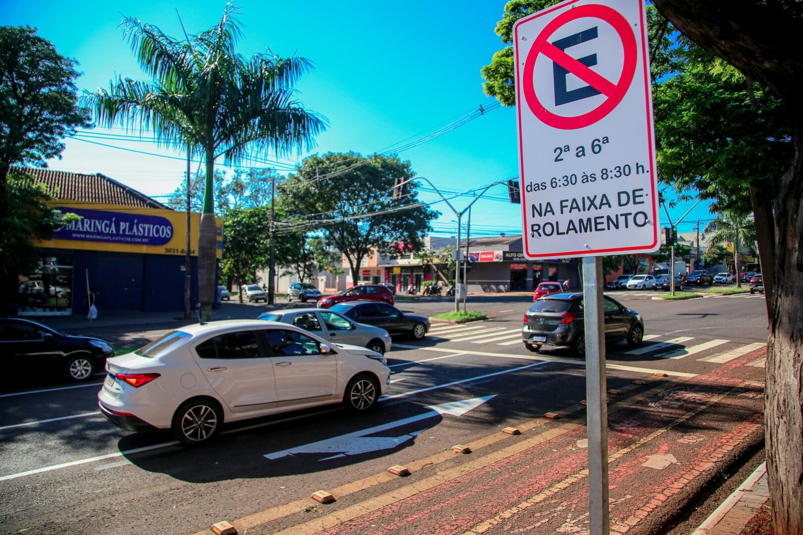 Placa de trânsito em avenida movimentada