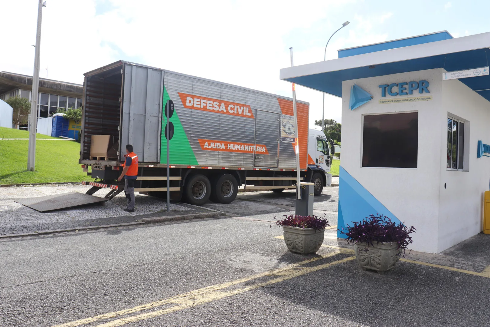 Defesa Civil Estadual envia ao Rio Grande do Sul 1,4 mil itens de escritório doados pelo TCE