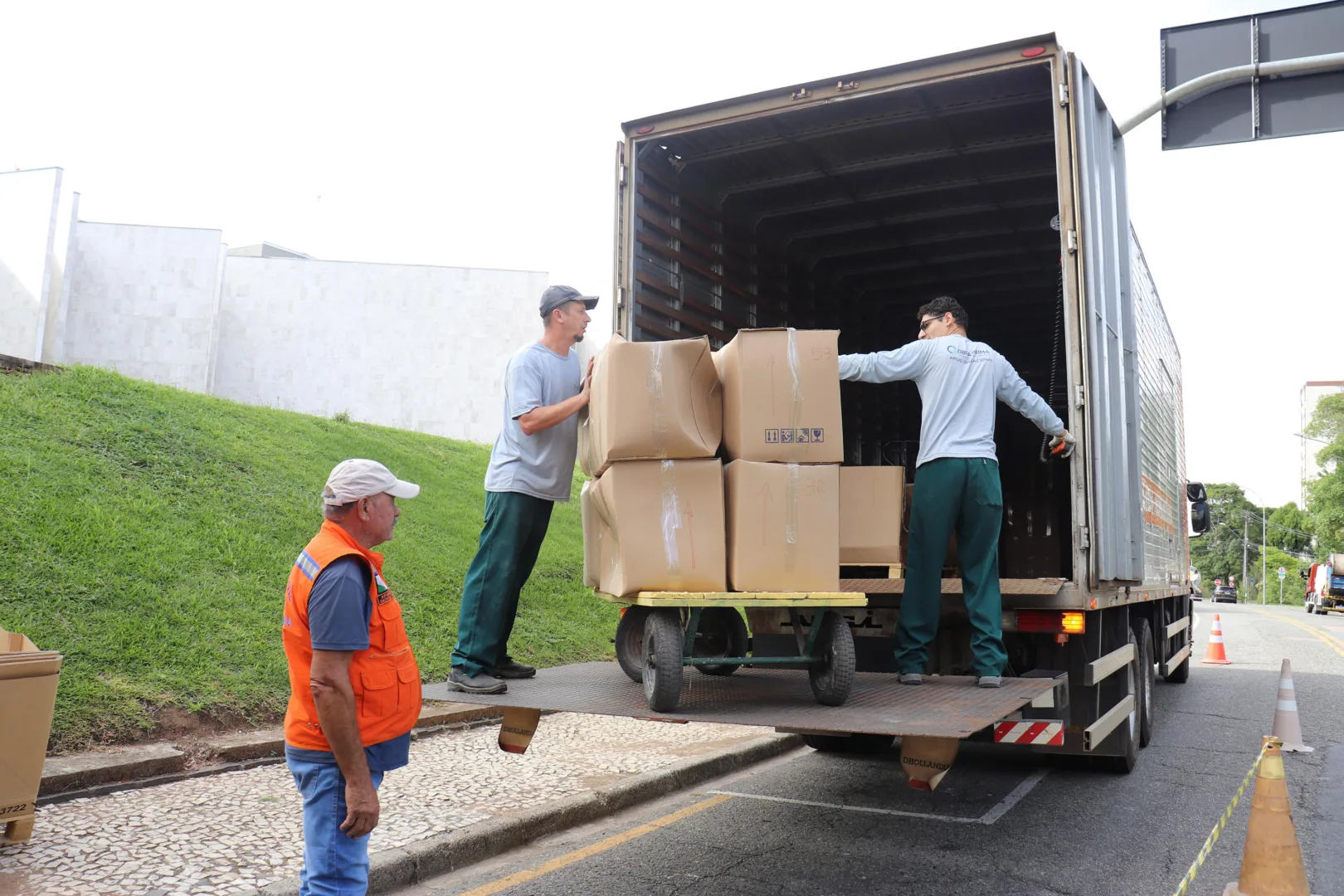 Defesa Civil Estadual envia ao Rio Grande do Sul 1,4 mil itens de escritório doados pelo TCE