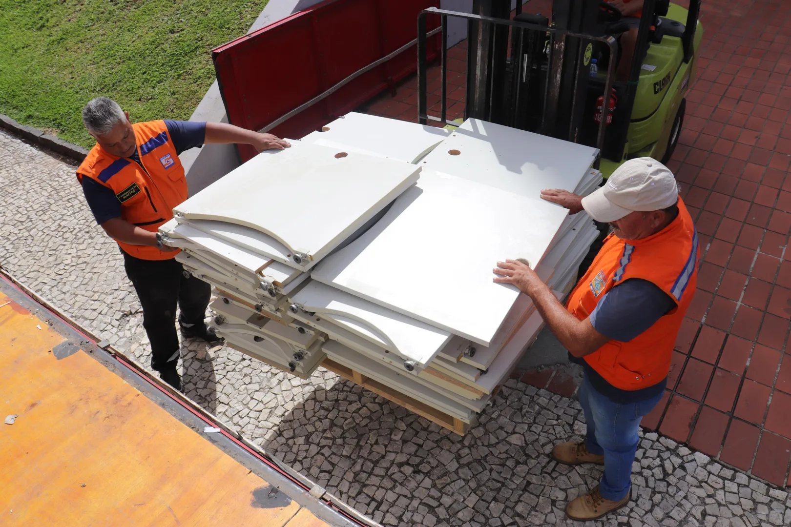 Defesa Civil Estadual envia ao Rio Grande do Sul 1,4 mil itens de escritório doados pelo TCE