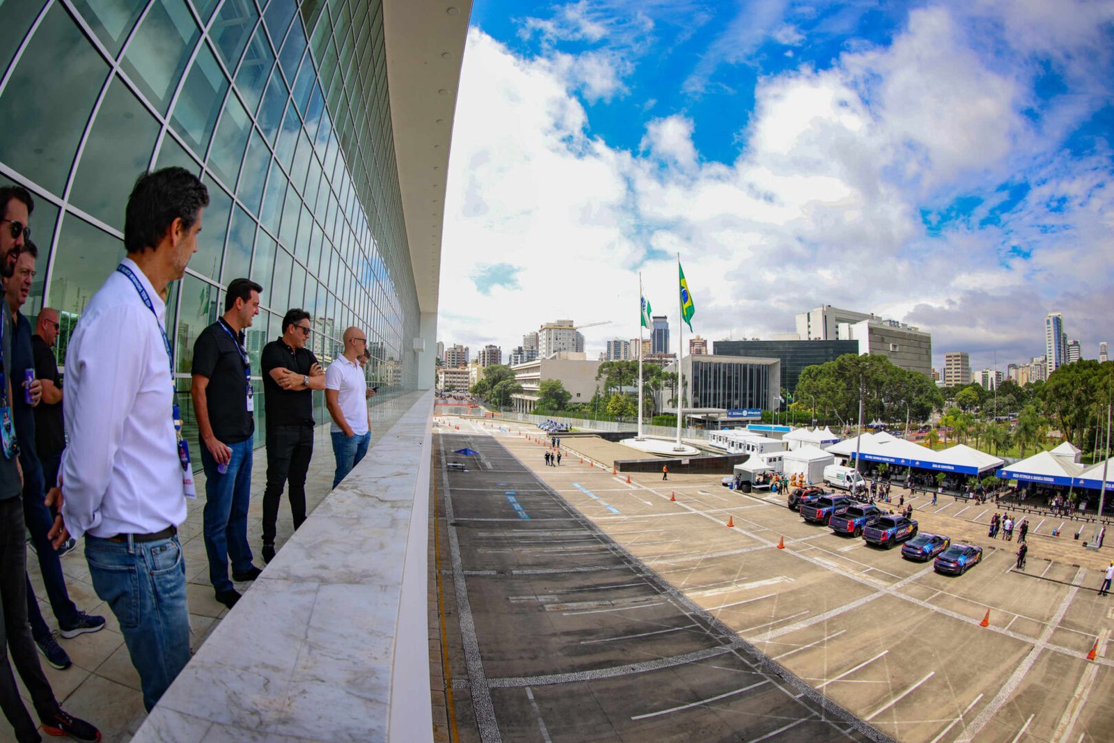 Red Bull Showrun, adrenalina e velocidade: fãs apaixonados vibram com apresentação de carros