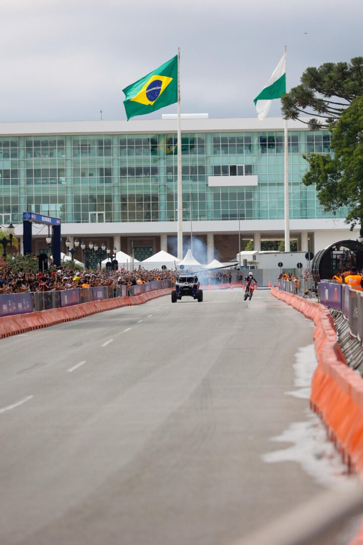 Red Bull Showrun, adrenalina e velocidade: fãs apaixonados vibram com apresentação de carros