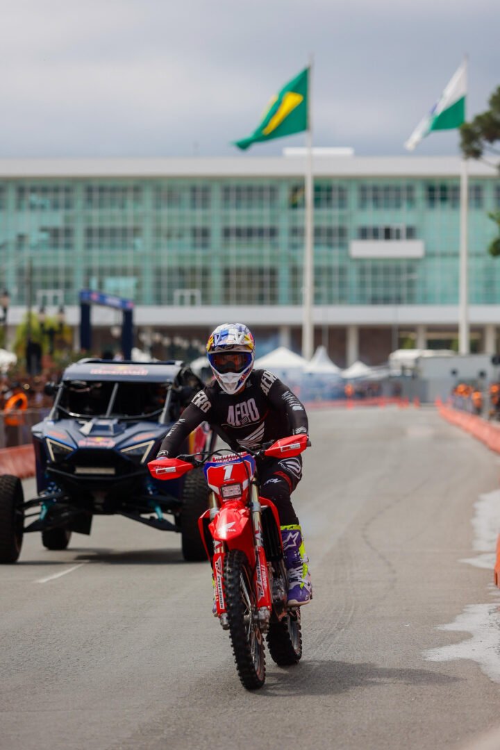 Red Bull Showrun, adrenalina e velocidade: fãs apaixonados vibram com apresentação de carros