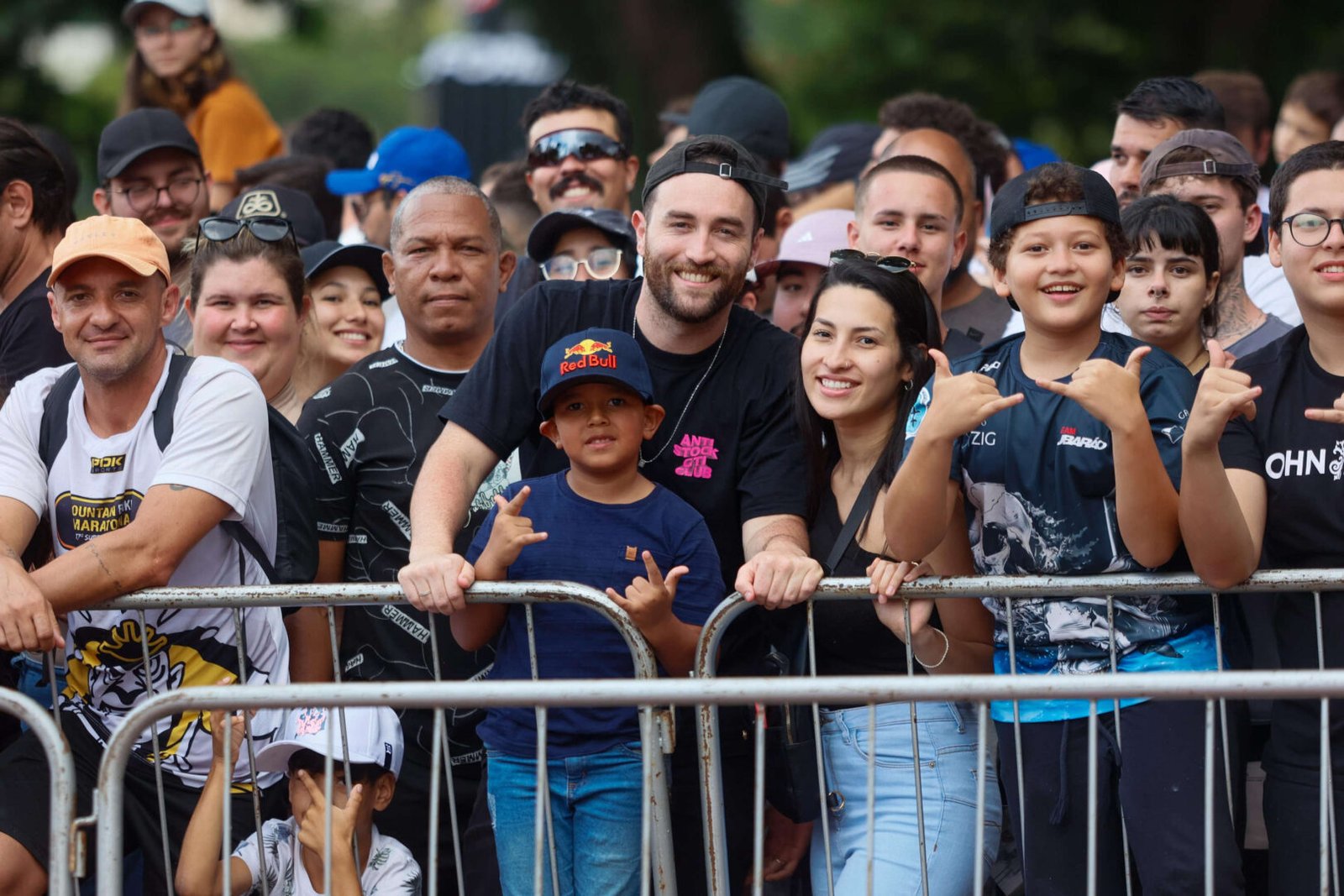 Red Bull Showrun, adrenalina e velocidade: fãs apaixonados vibram com apresentação de carros