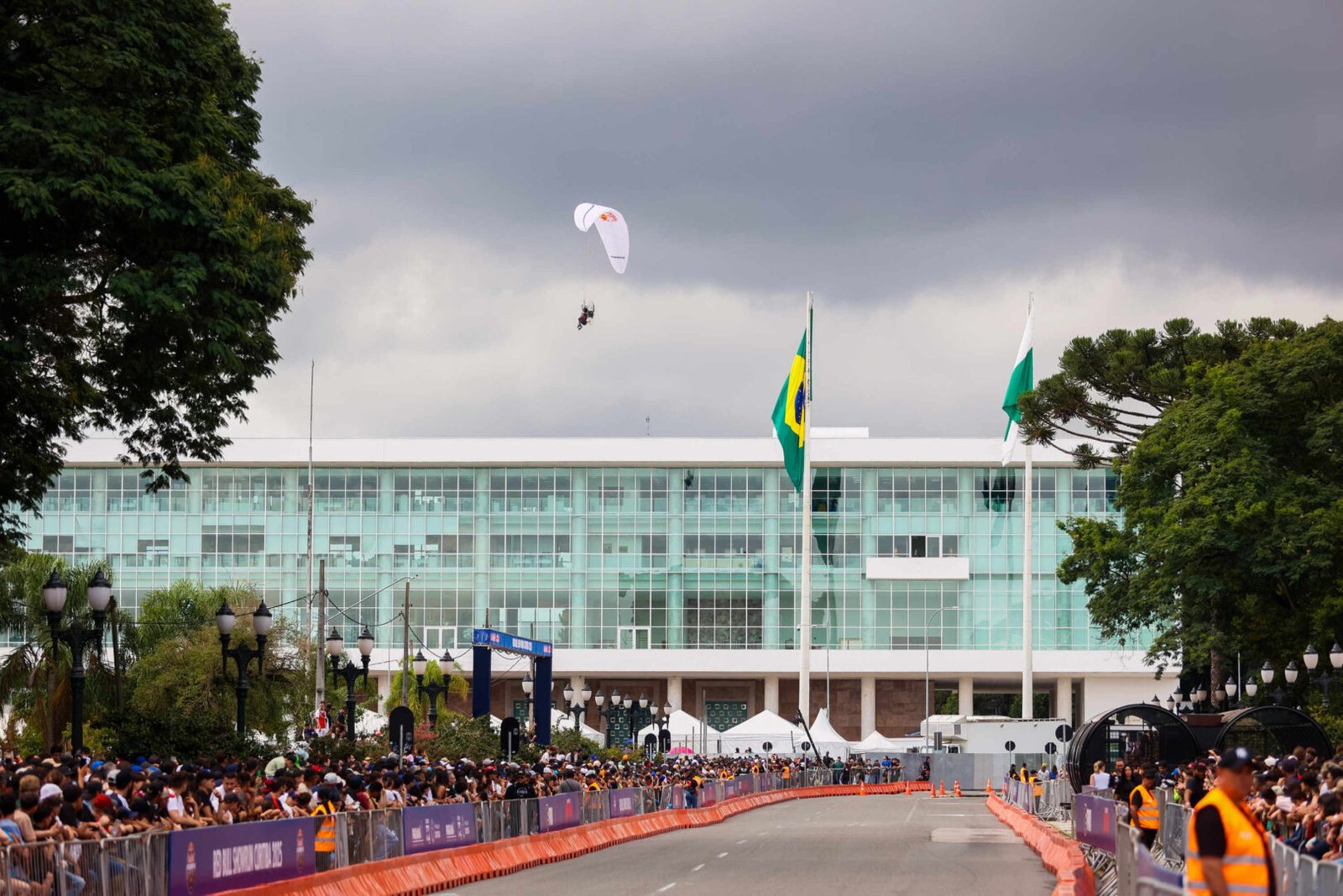 Red Bull Showrun, adrenalina e velocidade: fãs apaixonados vibram com apresentação de carros
