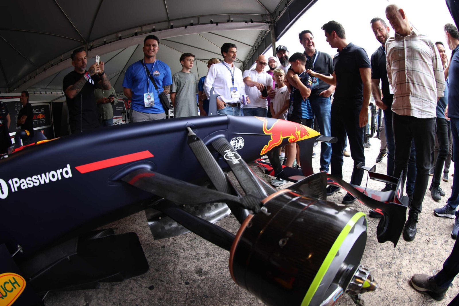 Red Bull Showrun, adrenalina e velocidade: fãs apaixonados vibram com apresentação de carros