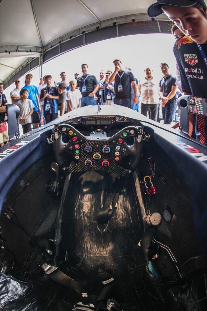 Red Bull Showrun, adrenalina e velocidade: fãs apaixonados vibram com apresentação de carros