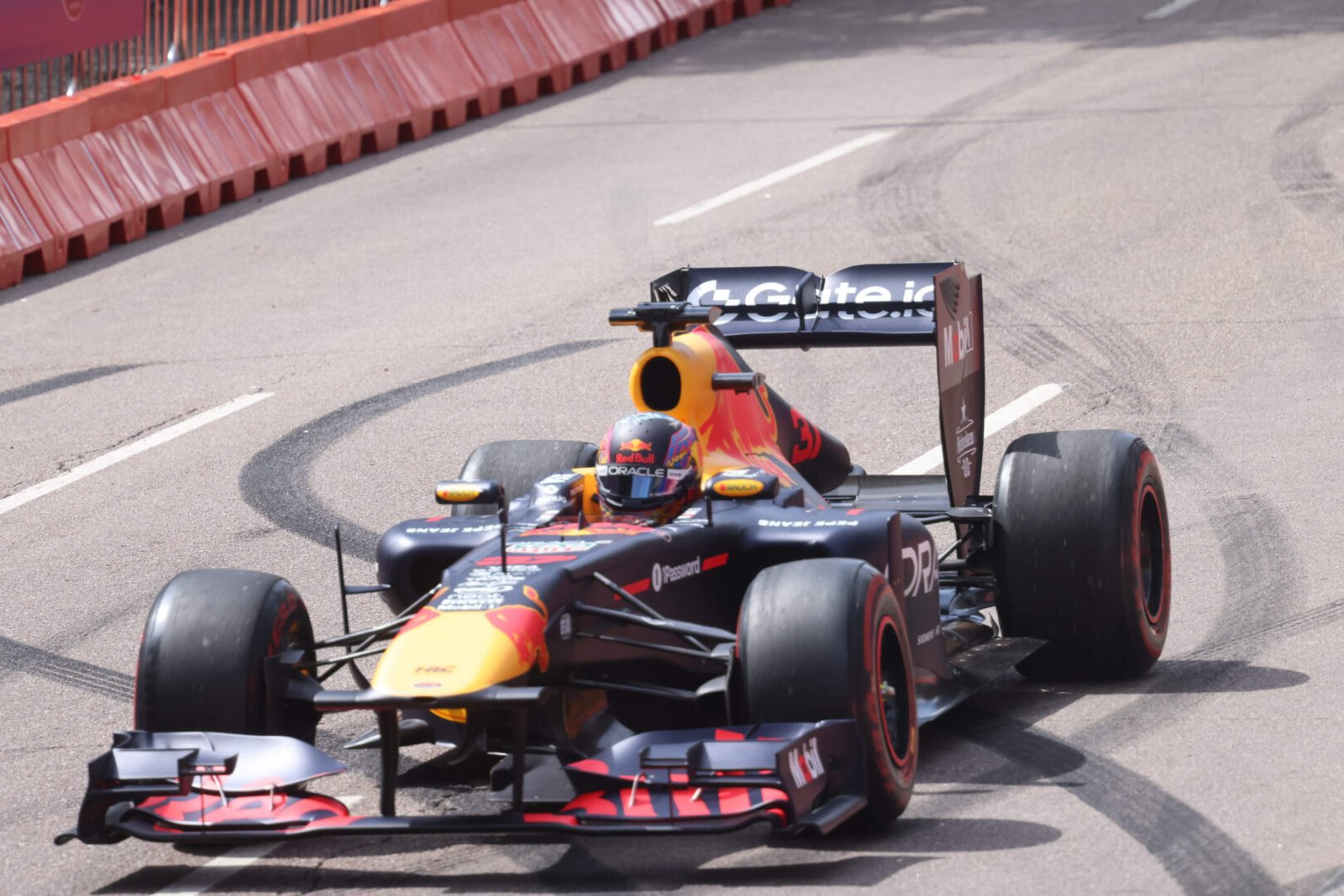 Red Bull Showrun, adrenalina e velocidade: fãs apaixonados vibram com apresentação de carros