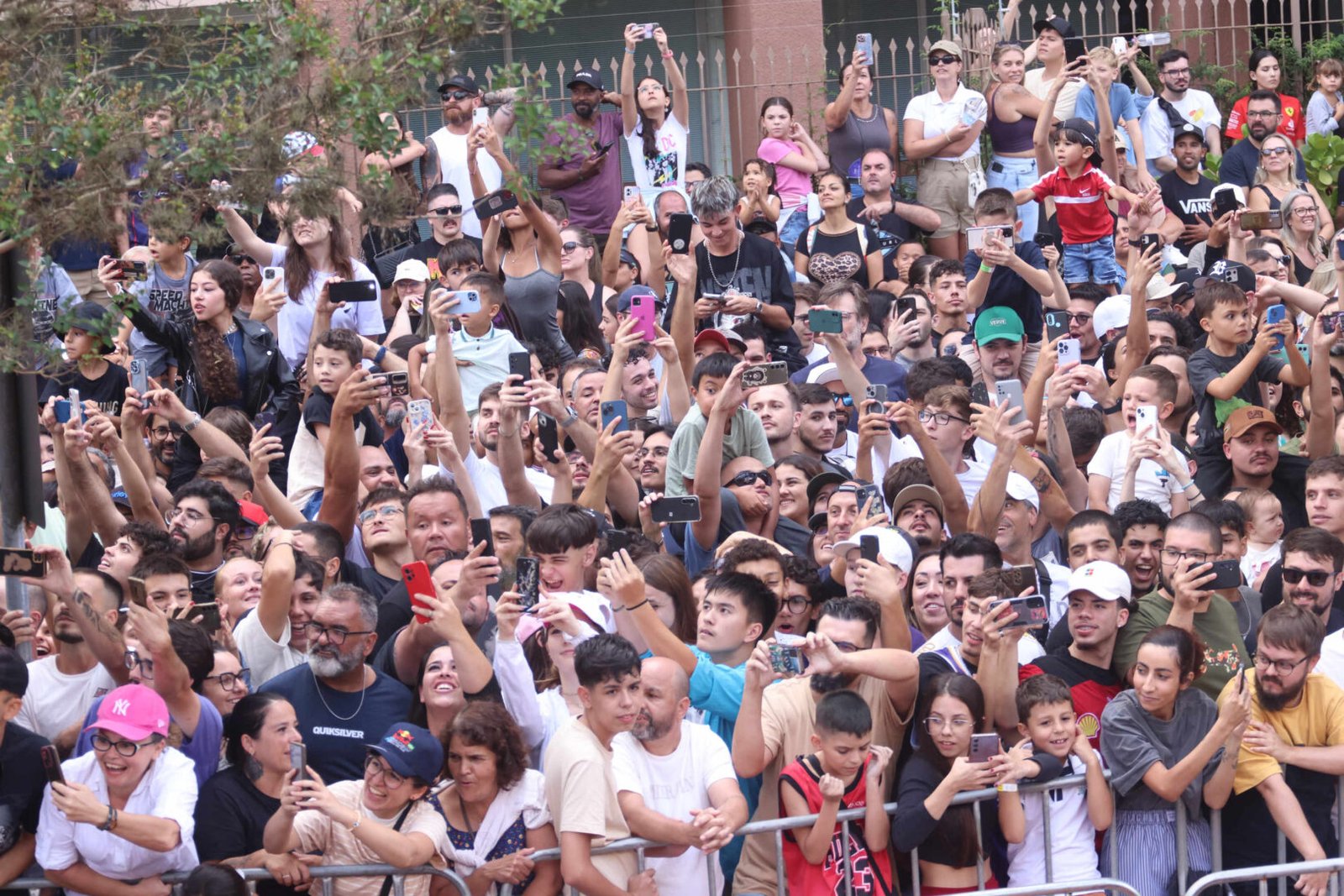 Red Bull Showrun, adrenalina e velocidade: fãs apaixonados vibram com apresentação de carros