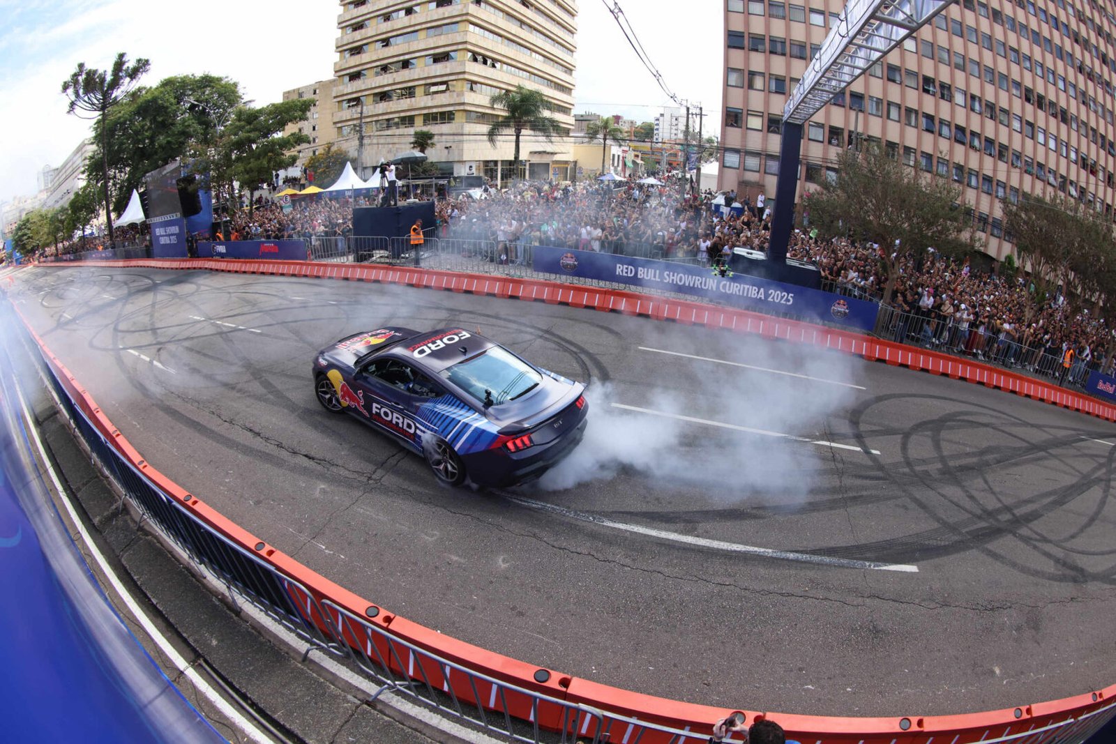Red Bull Showrun, adrenalina e velocidade: fãs apaixonados vibram com apresentação de carros
