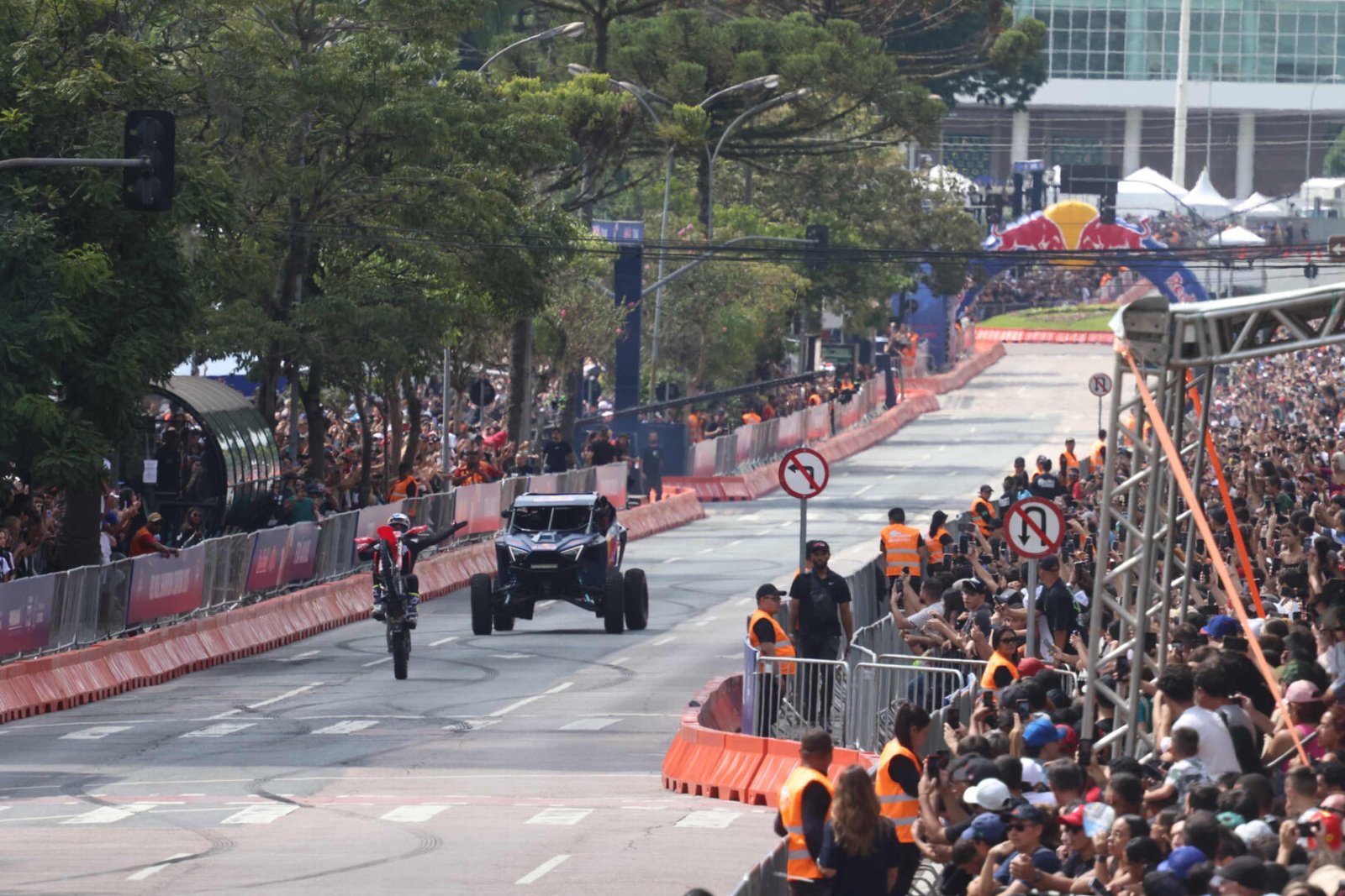 Red Bull Showrun, adrenalina e velocidade: fãs apaixonados vibram com apresentação de carros