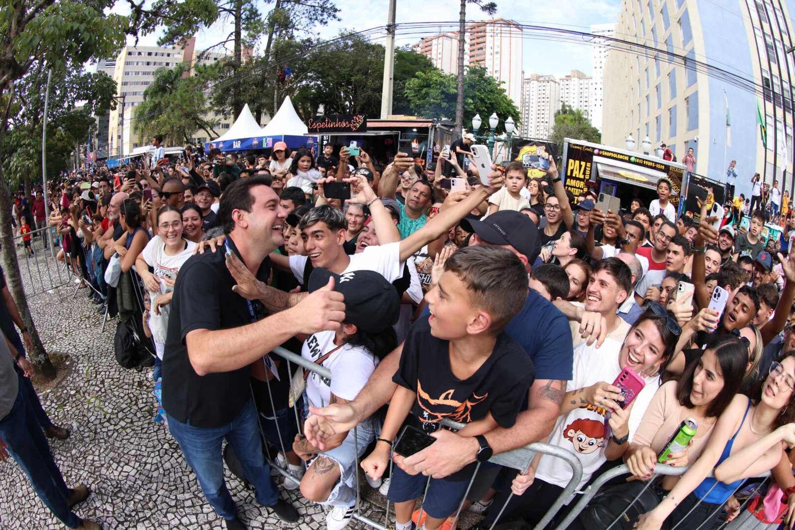 Red Bull Showrun, adrenalina e velocidade: fãs apaixonados vibram com apresentação de carros