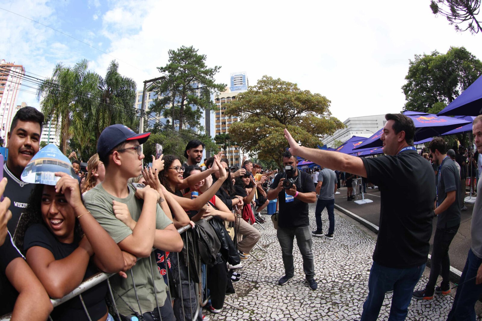 Red Bull Showrun, adrenalina e velocidade: fãs apaixonados vibram com apresentação de carros
