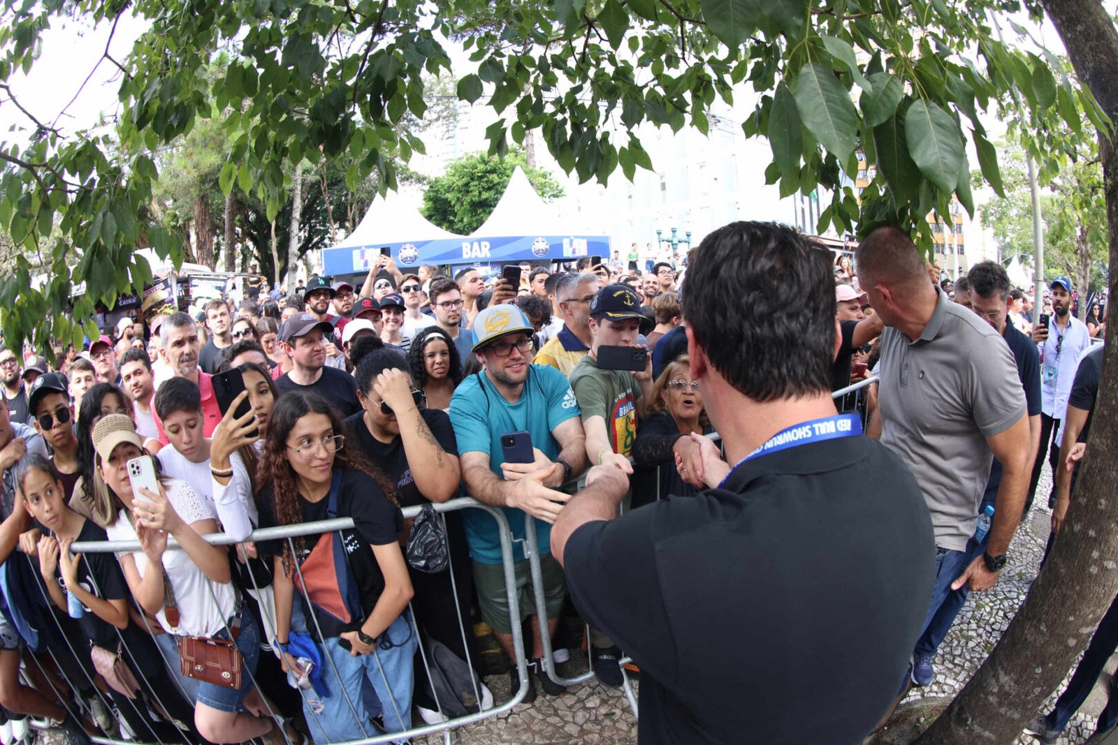 Red Bull Showrun, adrenalina e velocidade: fãs apaixonados vibram com apresentação de carros