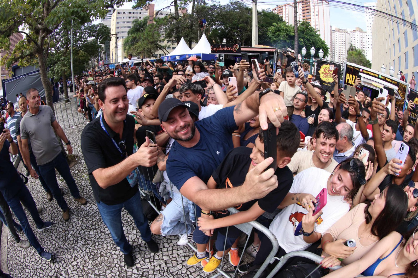 Red Bull Showrun, adrenalina e velocidade: fãs apaixonados vibram com apresentação de carros