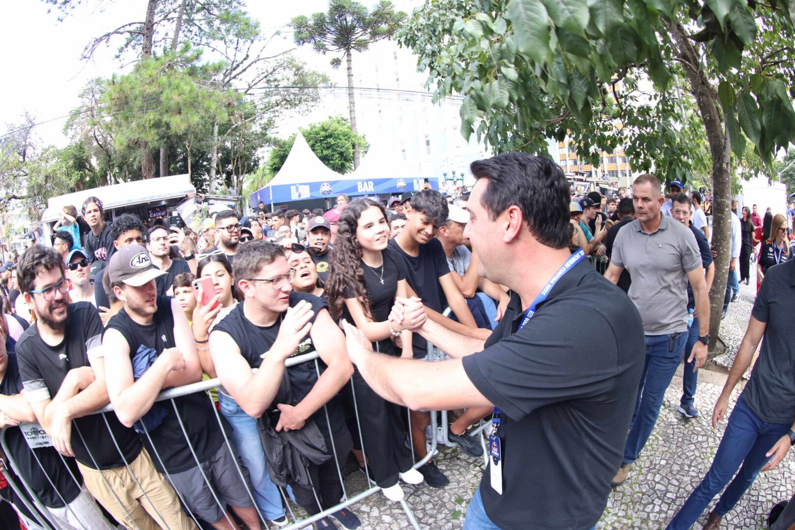 Red Bull Showrun, adrenalina e velocidade: fãs apaixonados vibram com apresentação de carros