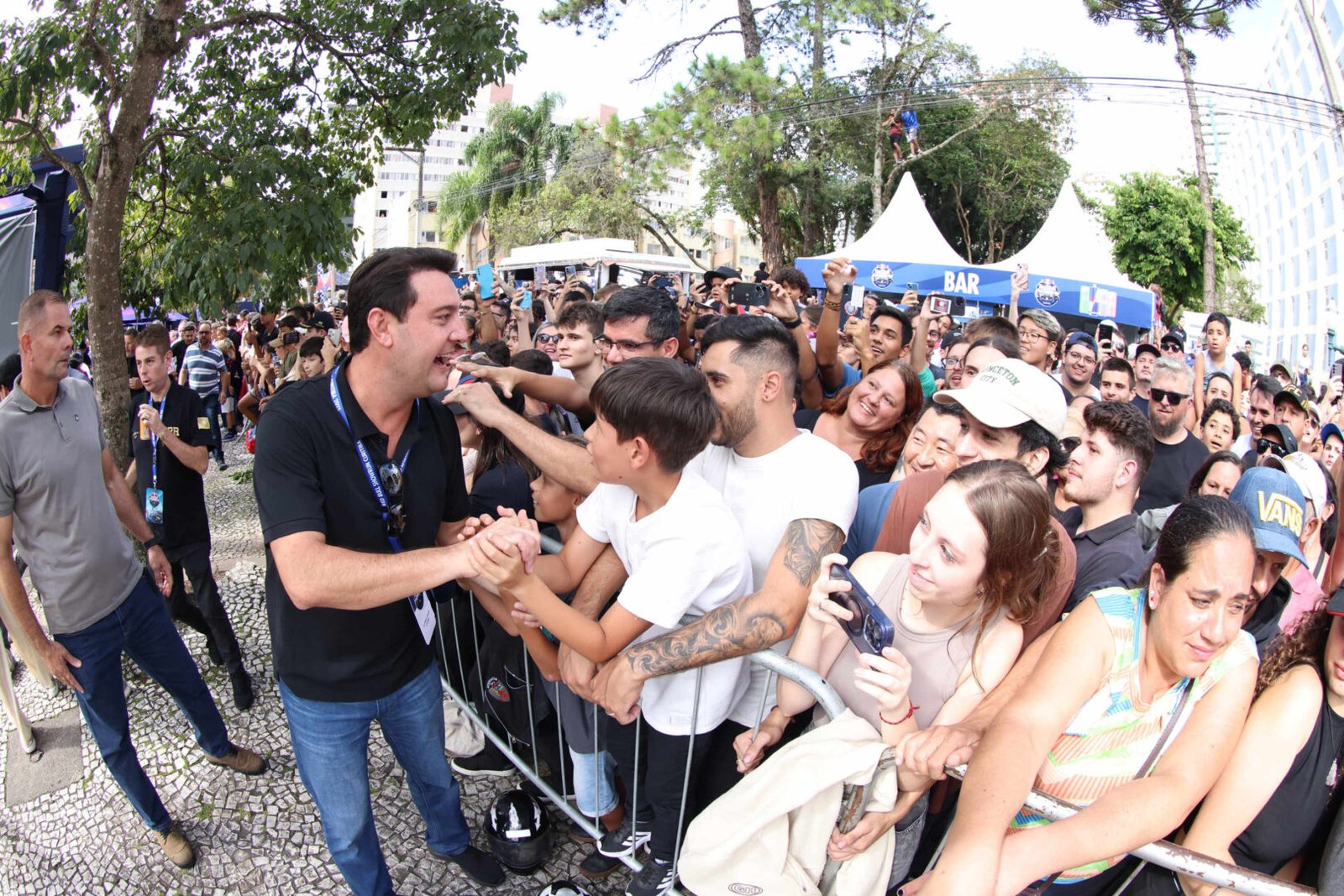 Red Bull Showrun, adrenalina e velocidade: fãs apaixonados vibram com apresentação de carros