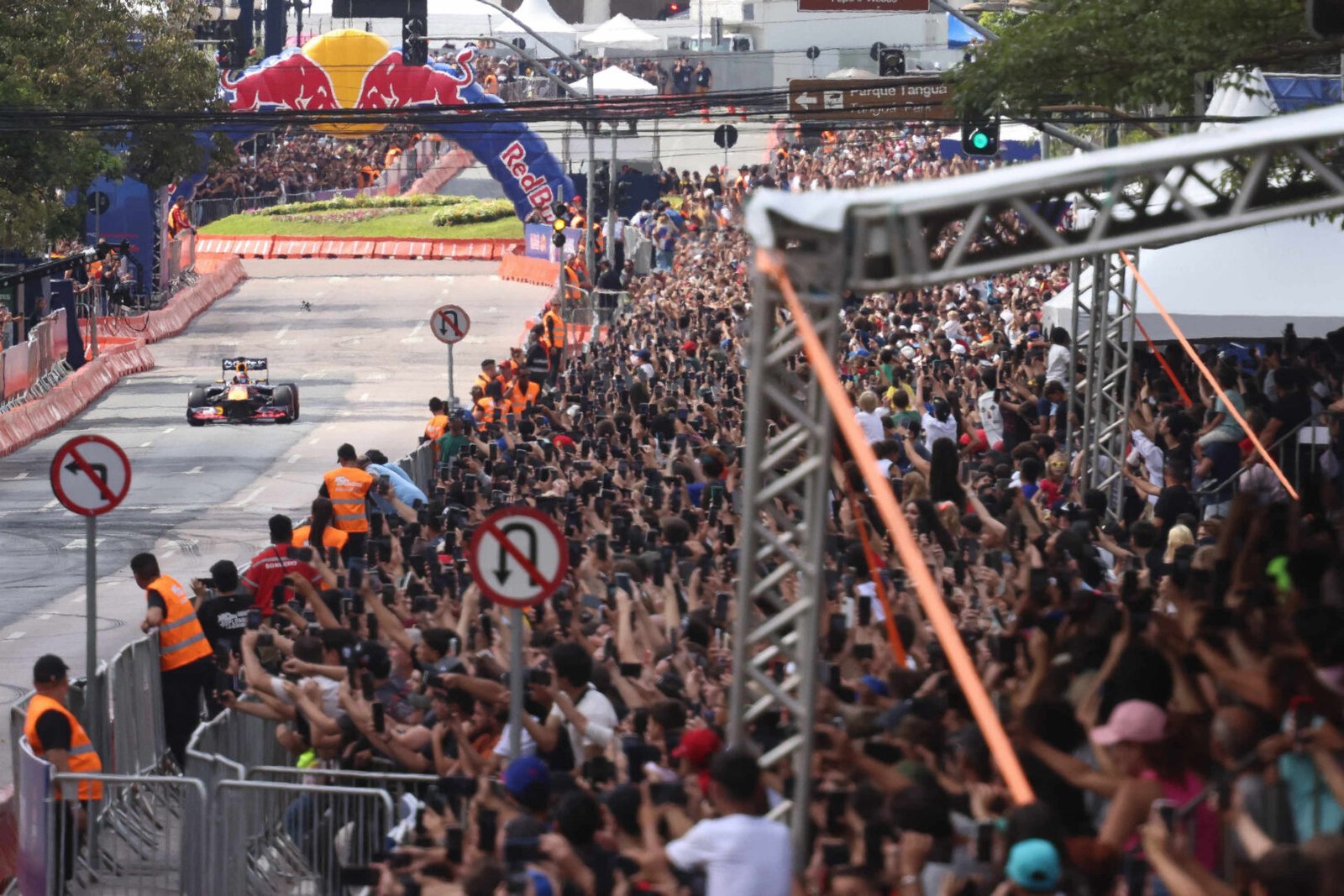 Red Bull Showrun, adrenalina e velocidade: fãs apaixonados vibram com apresentação de carros
