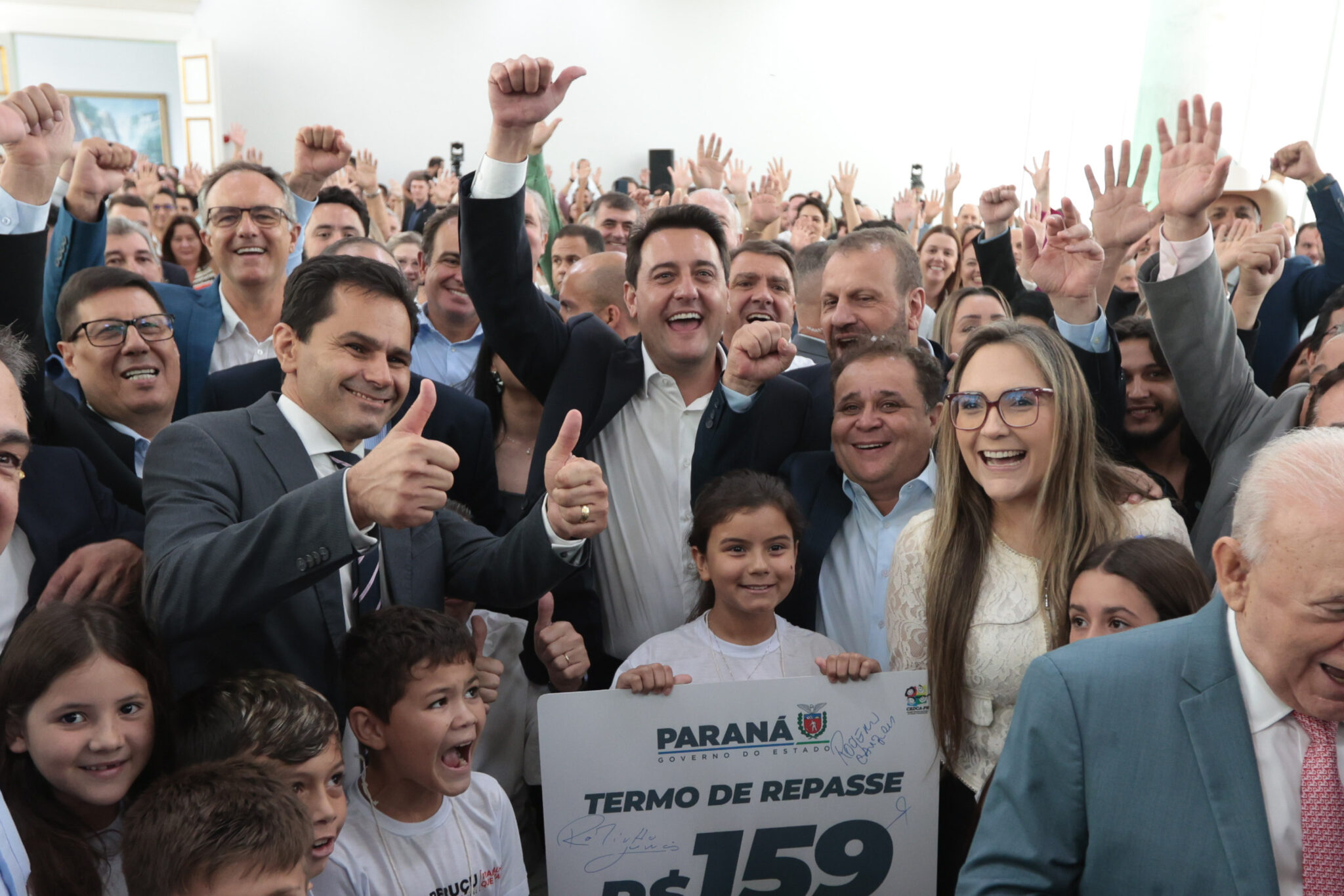 Governador assina repasse de R$ 159 milhões para políticas da criança e do adolescente