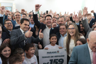 Governador assina repasse de R$ 159 milhões para políticas da criança e do adolescente