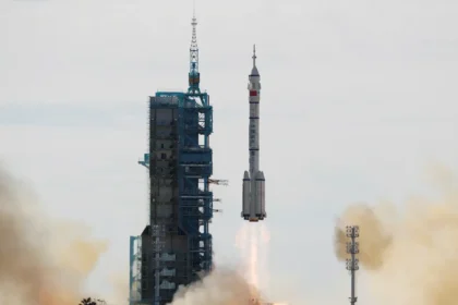 A missão Shenzhou-20 vai decolar do centro de lançamento de Jiuquan com três astronautas a bordo