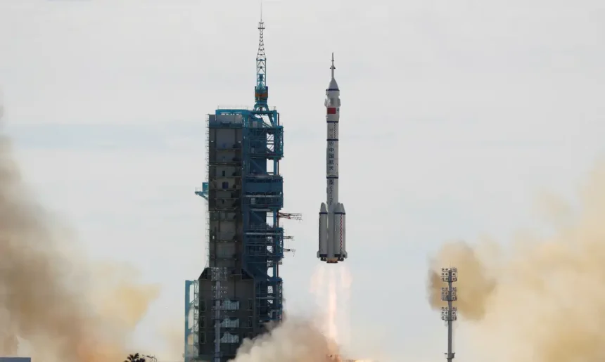 A missão Shenzhou-20 vai decolar do centro de lançamento de Jiuquan com três astronautas a bordo