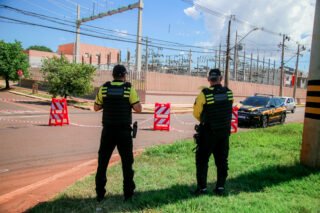 Agente de trânsito na Avenida Morangueira