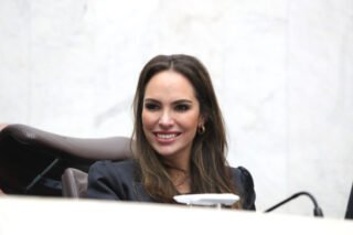 Deputada Maria Victoria (PP) destaca abertura de farmácia exclusiva para medicamentos de doença raras